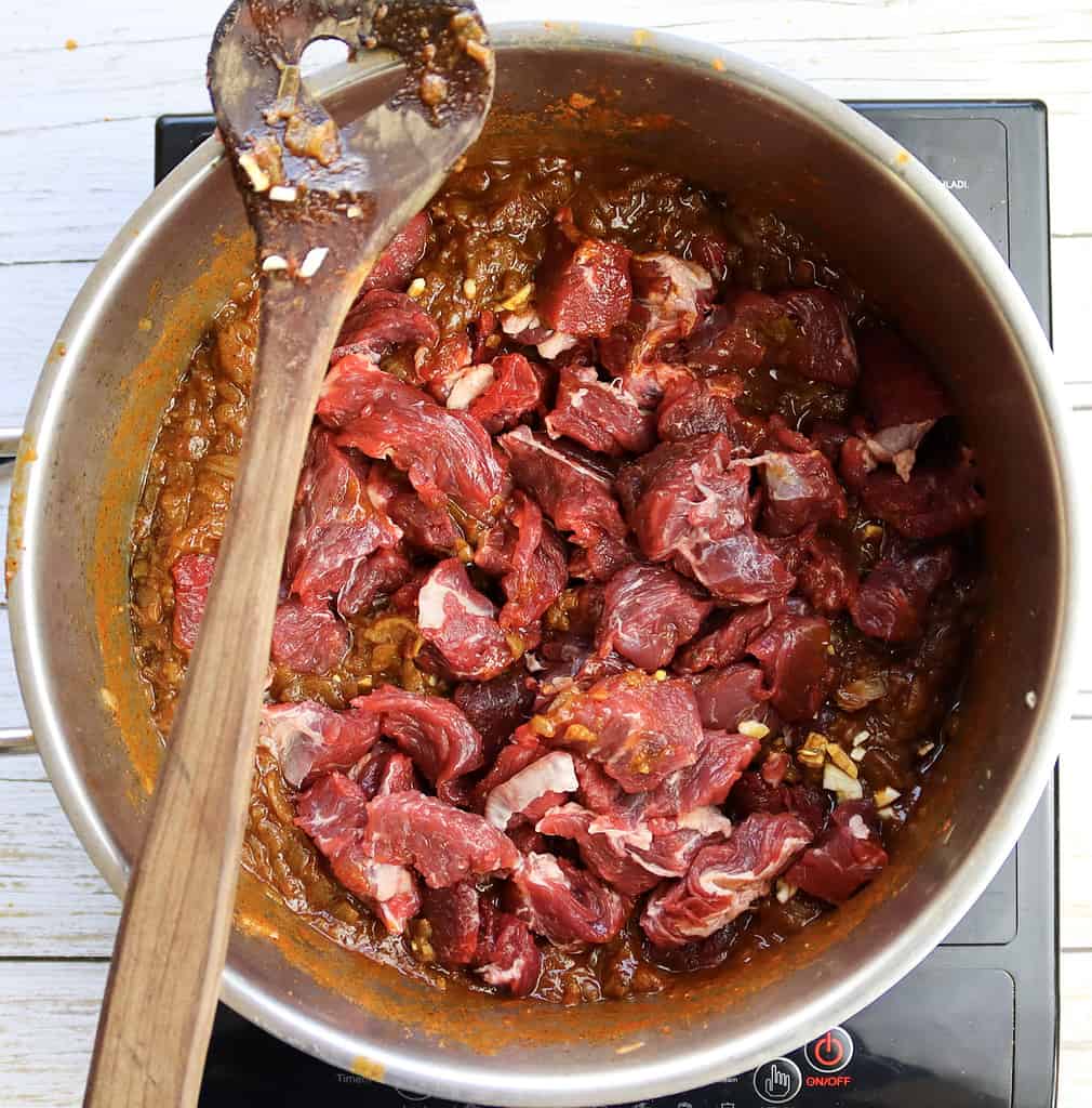 how to add beef to the pot with cooked onions with dry pepper