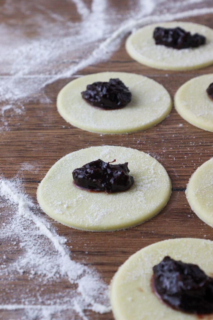 how to fill the cookies with plum jam filling before folding them
