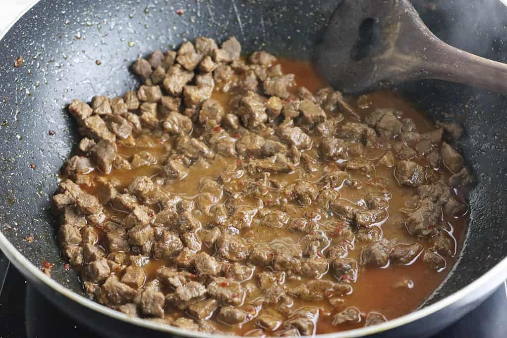 cooking tantuni gravy