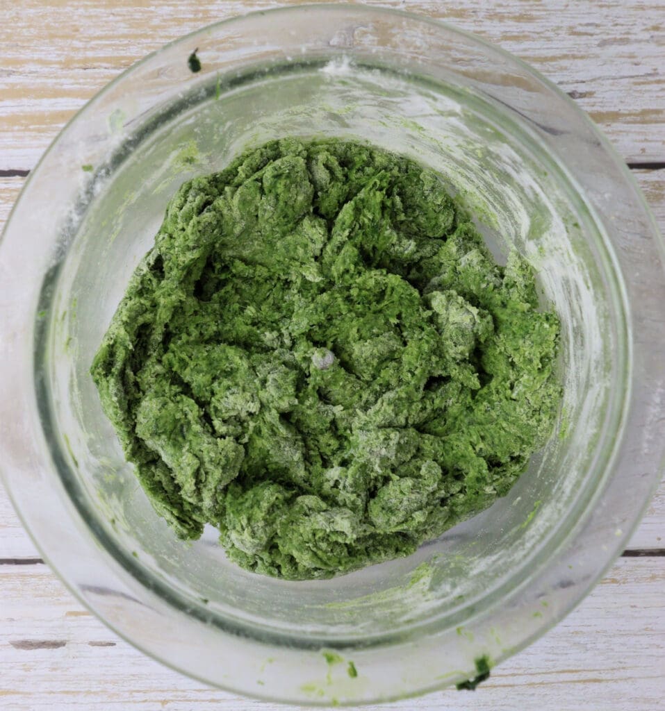 how to mix the flour with wild garlic puree to get a good green wild garlic pasta dough