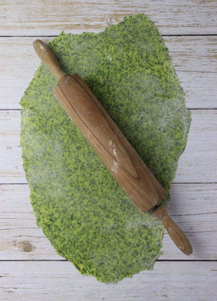 how to roll out a sheet of dough when making homemade fresh green wild garlic pasta the traditional way