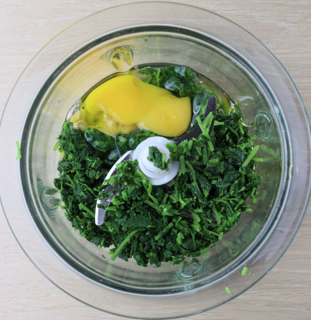 mix wild spinach with eggs 