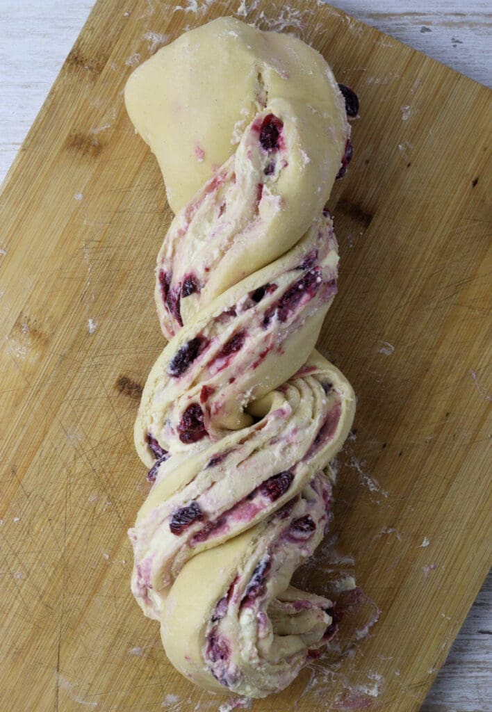 image showing how to make the babka knot