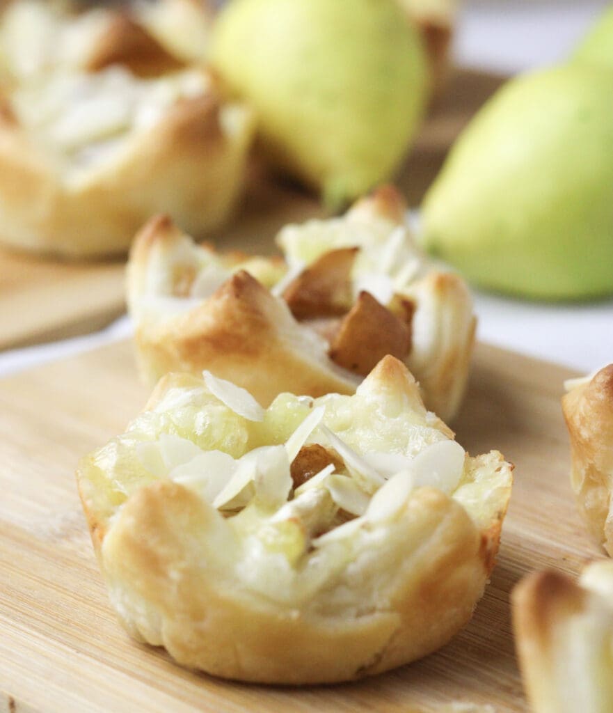 image of crunchy brie and pears puff pastry bites