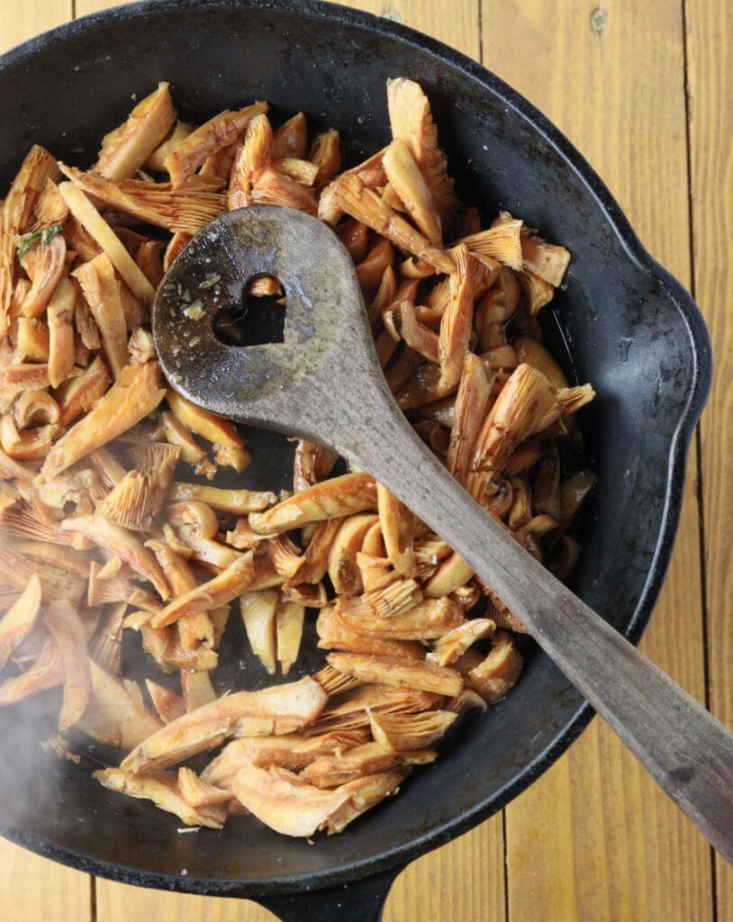 Image showing how to saute saffron milk caps in a frying pan