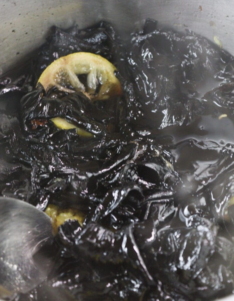 image of the jam cooked with lemon slices, ready to be filled in the jars 