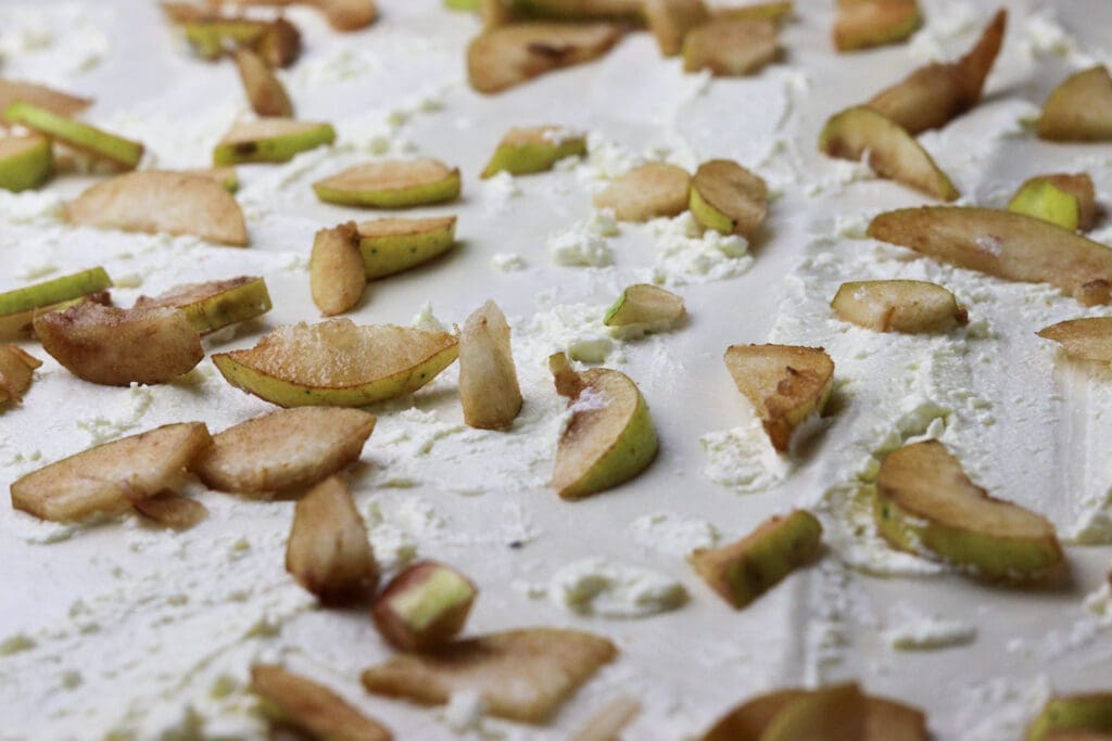 image showing how to add slices of pears to the strudel dough