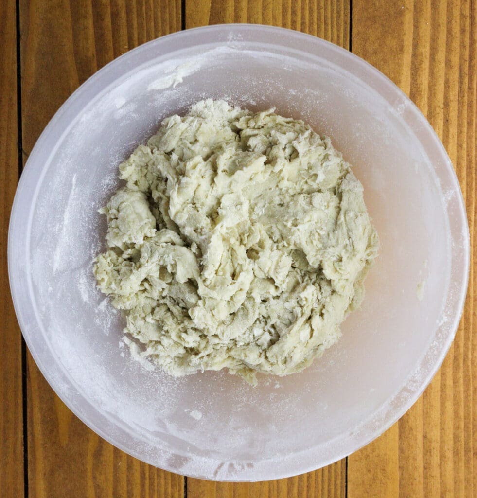 how to mix the flour and water for the dough