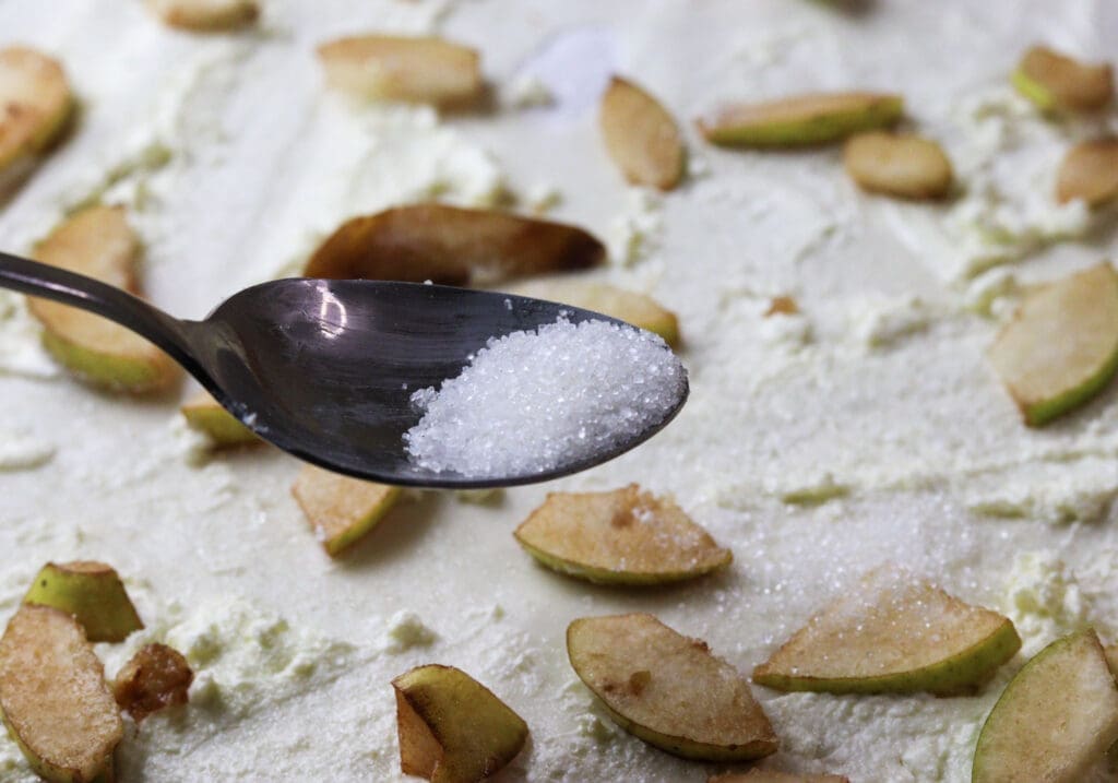 image showing how to sprinkle the strudel filling with sugar