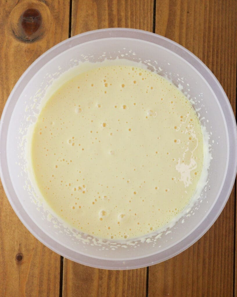 How to mix yogurt and eggs.