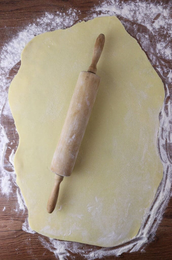 How to roll the dough for cookies with a rolling pin to about 3-5 mm thick