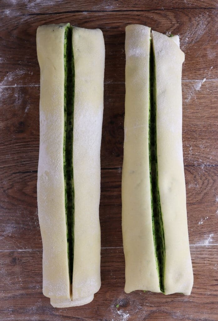 How to cut the two babka logs in half so the inside with the wild garlic pesto will become visible.